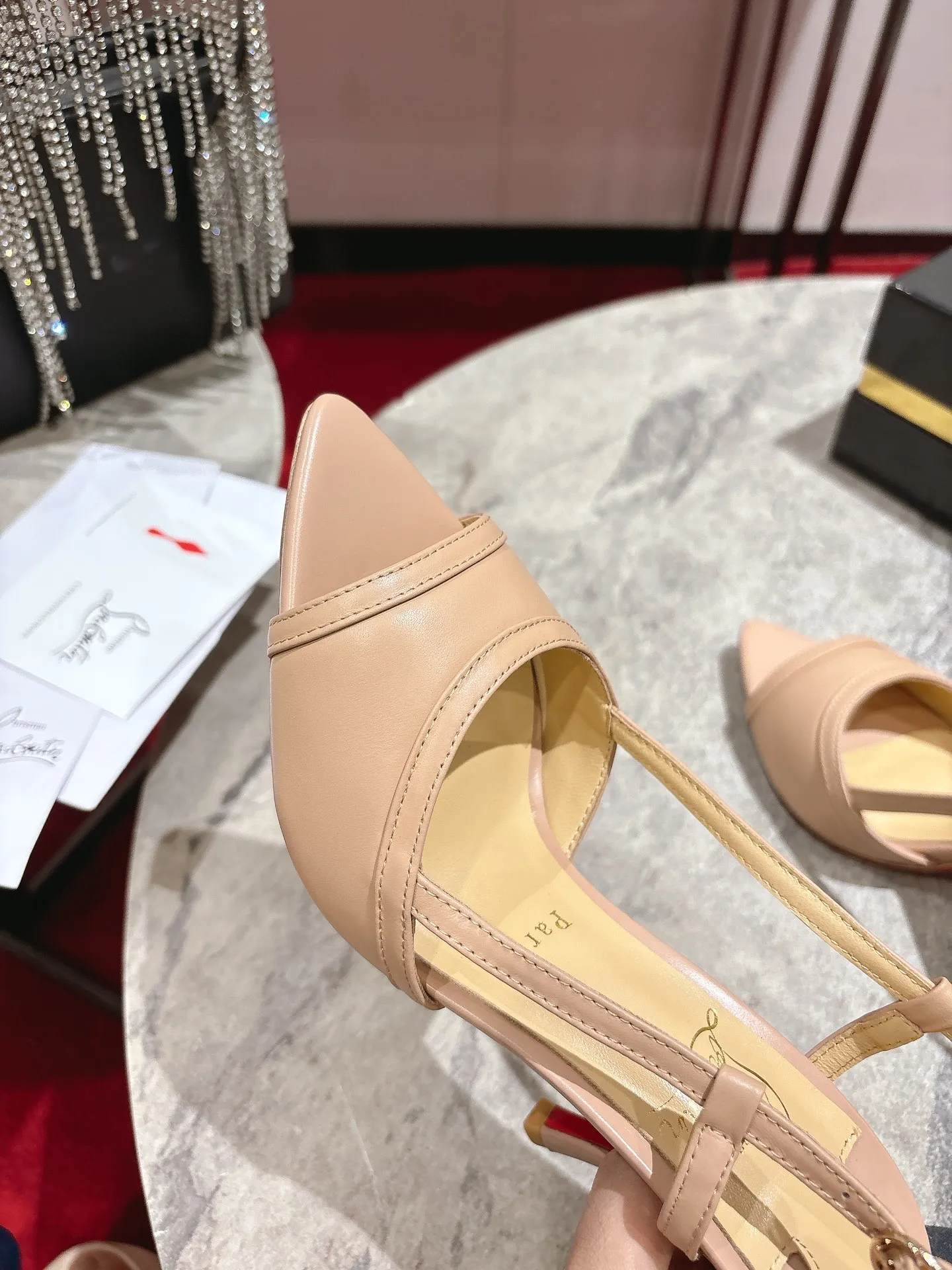 👟👟Ex-factory price 640👟👟 🆑❥∙Back empty sandals🦋✪ꫛꫀw.✔︎ Featuring a slightly pointed toe and slim straps, this model is crafted in white calfskin with an 85mm heel height and added hand-placed crystals on the front. It features our signature Louboutin red sole with Christian Louboutin's signature and heart-shaped stamped logo on the insole. Size: 34 yards-43 yards (34.40.41.42. Customized, non-refundable and non-exchangeable‼️, 43 yards➕20💰) Heel height: 8.5 Color: white black